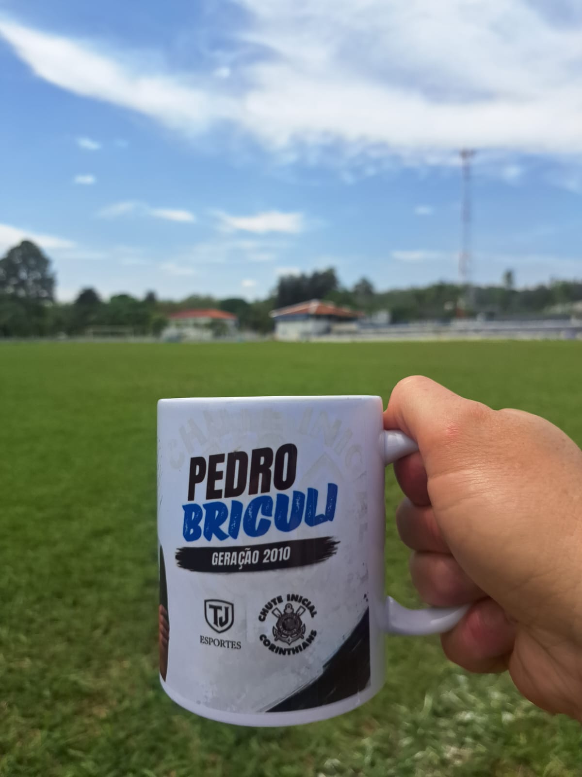 Caneca Personalizada segurada no campo