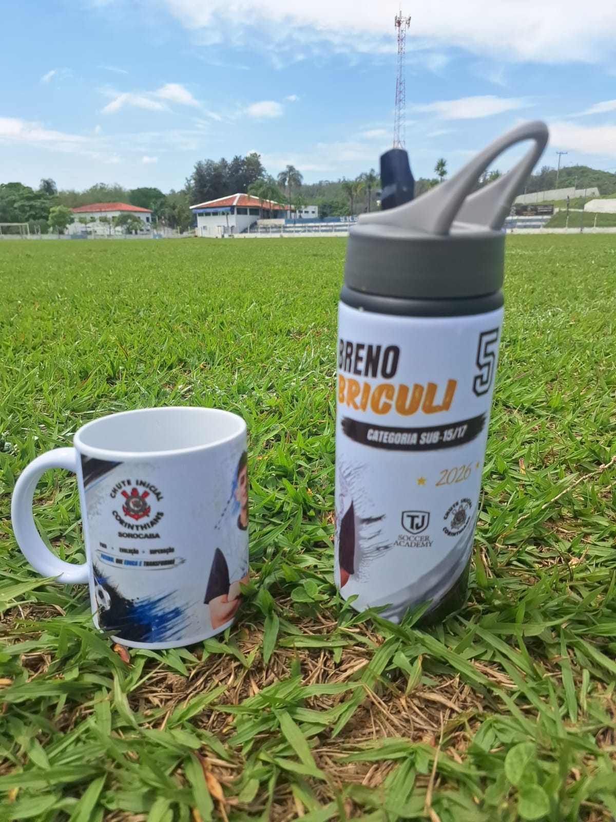 Garrafa Personalizada e Caneca Personalizada da Chute Inicial no campo