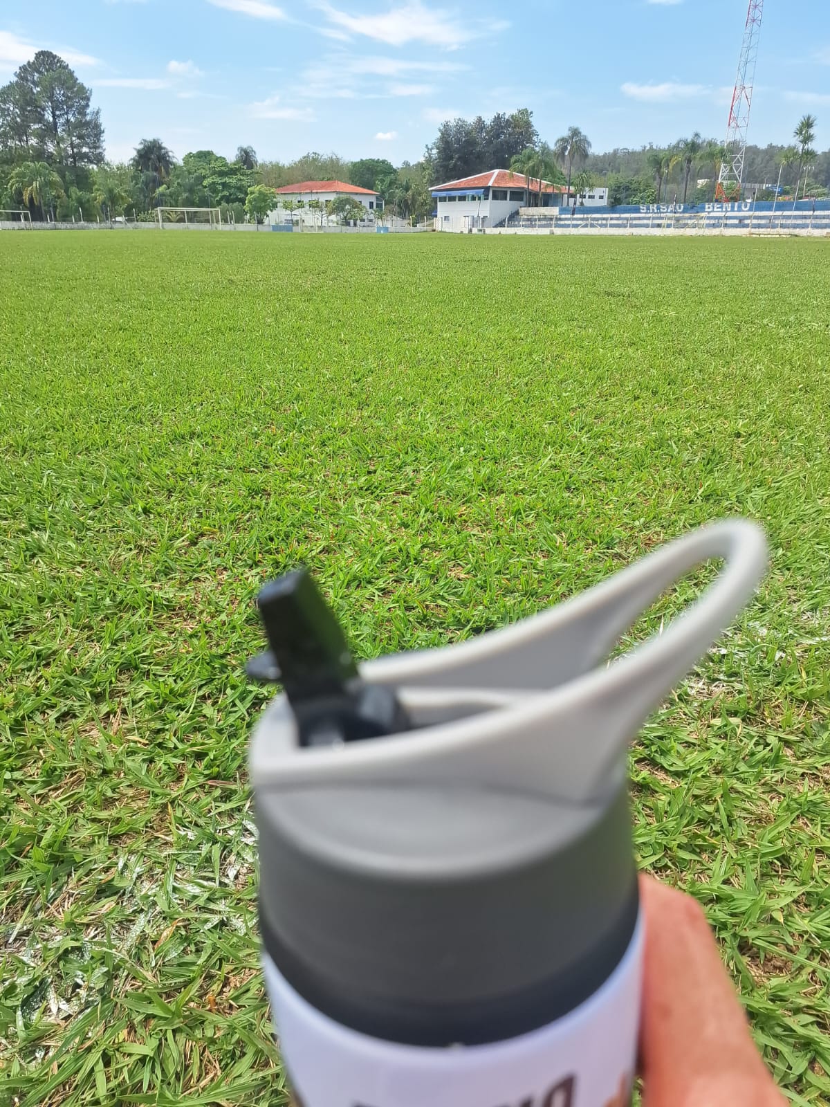 Bico da Garrafa Personalizada com campo de futebol ao fundo