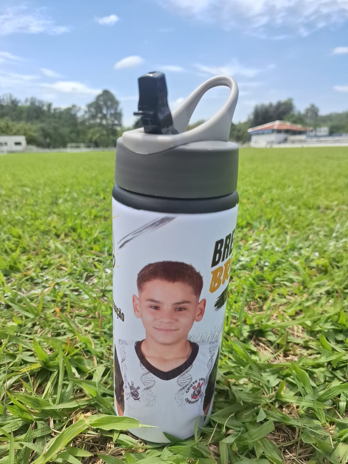 Garrafa Personalizada no gramado mostrando arte com escudo do Corinthians
